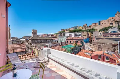 Vista generica sulle montagne o vista sulle montagne dall'interno dell'appartamento