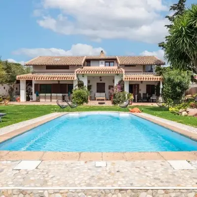 Beachfront- Private pool and design