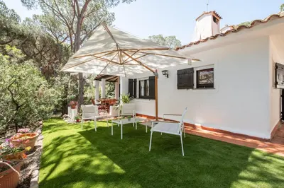 Giardino di Splendida villa nella natura a 200 m dal mare