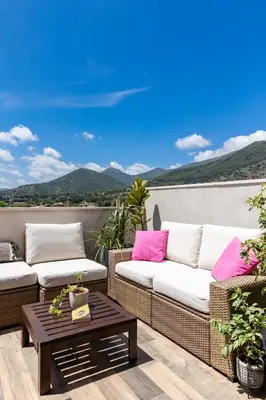 Vista generica sulle montagne o vista sulle montagne dall'interno dell'appartamento