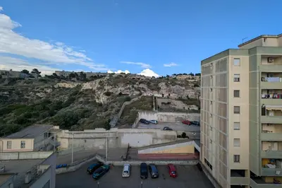 Vista generica sulle montagne o vista sulle montagne dall'interno dell'affittacamere