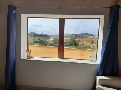 Vista generica sulle montagne o vista sulle montagne dall'interno della casa vacanze