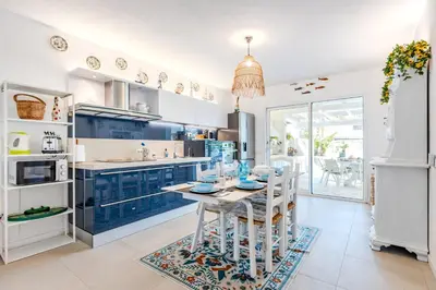 Cucina o angolo cottura di Villa Stella di Mare, 300 mt from the beach - Micasasucasa