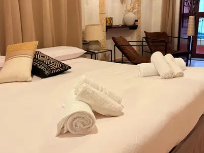 Letto o letti in una camera di Luxury 5BR , 4BA Penthouse In the City Center