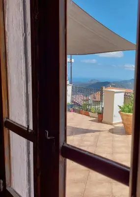 Vista generica sul mare o vista sul mare dall'interno dell'appartamento