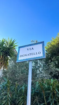 Certificato, attestato, insegna o altro documento esposto da Villa bella