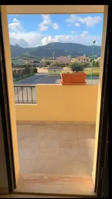 Vista generica sulle montagne o vista sulle montagne dall'interno dell'appartamento
