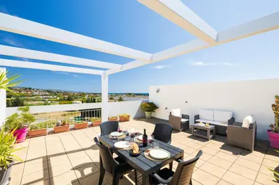 Balcone o terrazza di 5' from the Sea, Modern Apartment with Terrace, BBQ and Sea View