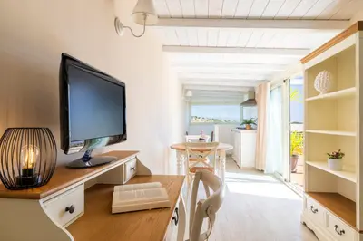 TV o dispositivi per l'intrattenimento presso 5' from the Sea, Modern Apartment with Terrace, BBQ and Sea View