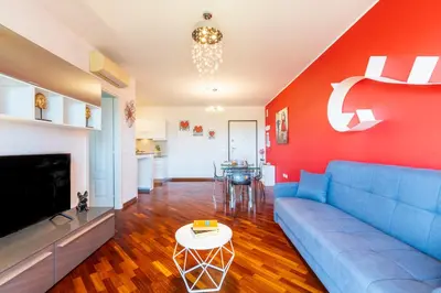 TV o dispositivi per l'intrattenimento presso 5' from the Sea, Modern Apartment with Terrace, BBQ and Sea View