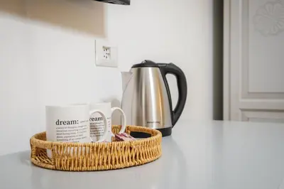 Set per la preparazione di tè e caffè presso Sa Domu Colorada- Eleganza e comfort nel centro di Villasimius