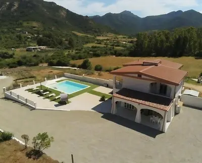 Vista generica sulle montagne o vista sulle montagne dall'interno della casa vacanze