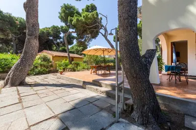 Giardino di Villa Etnic Eloise a walk from Porto Pino beach