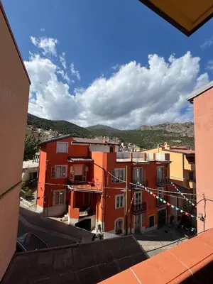 Vista generica sulle montagne o vista sulle montagne dall'interno della casa vacanze
