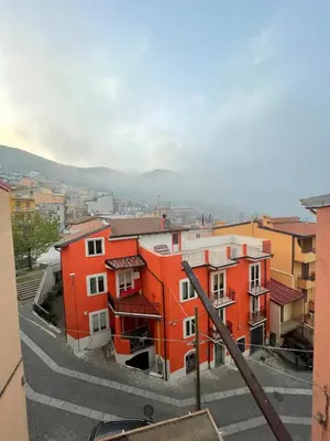Vista generica sulle montagne o vista sulle montagne dall'interno della casa vacanze