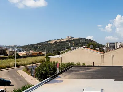 Vista generica sulle montagne o vista sulle montagne dall'interno dell'appartamento
