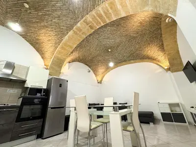 Cucina o angolo cottura di Kalma Brick Arch Apartment - Central & Authentic