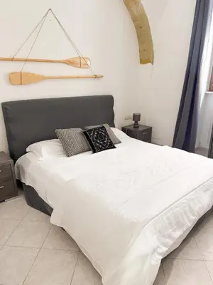 Letto o letti in una camera di Kalma Brick Arch Apartment - Central & Authentic
