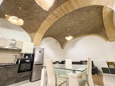 Cucina o angolo cottura di Kalma Brick Arch Apartment - Central & Authentic