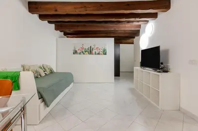 TV o dispositivi per l'intrattenimento presso GuestHost - Comfy Studio in the Heart of Cagliari