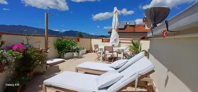 Vista generica sulle montagne o vista sulle montagne dall'interno dell'appartamento