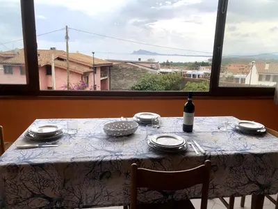 Vista generica sulle montagne o vista sulle montagne dall'interno dell'appartamento