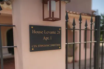 Certificato, attestato, insegna o altro documento esposto da House Levante 28 APT 1