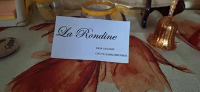 Certificato, attestato, insegna o altro documento esposto da La Rondine