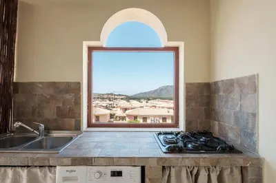 Vista generica sulle montagne o vista sulle montagne dall'interno dell'appartamento