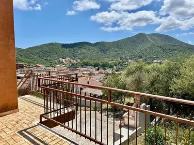 Vista generica sulle montagne o vista sulle montagne dall'interno della casa vacanze