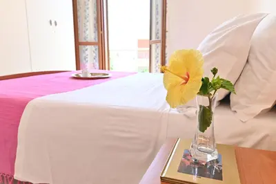 Letto o letti in una camera di IzzHome Hibiscus