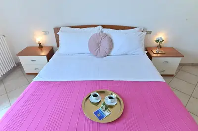 Letto o letti in una camera di IzzHome Hibiscus