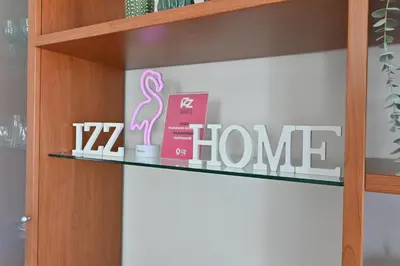 Certificato, attestato, insegna o altro documento esposto da IzzHome Hibiscus