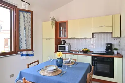 Cucina o angolo cottura di IzzHome Hibiscus