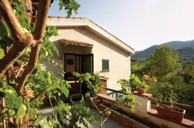 Vista generica sulle montagne o vista sulle montagne dall'interno della casa vacanze