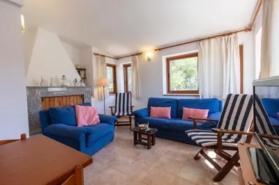 Area soggiorno di Villa con Giardino - Accesso Diretto alla Spiaggia Giunco