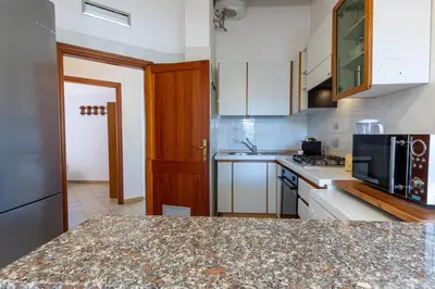 Cucina o angolo cottura di Villa con Giardino - Accesso Diretto alla Spiaggia Giunco