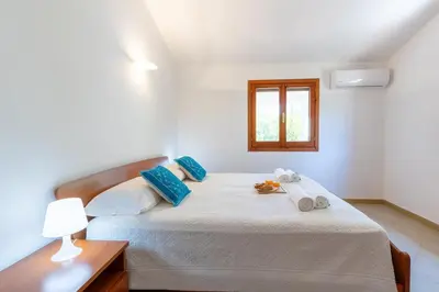 Letto o letti in una camera di Villa con Giardino - Accesso Diretto alla Spiaggia Giunco
