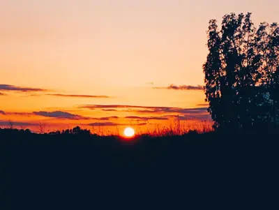 Alba o tramonto visti dall'interno della stanza in casa privata o dai dintorni