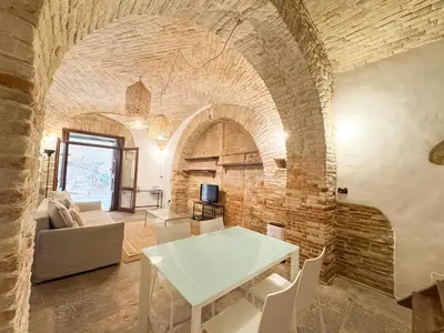Area soggiorno di Kalma Arched Loft - Unique Brick Vault in City Heart