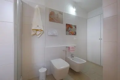 Bagno di Glicine e sole by Teuladaapartments