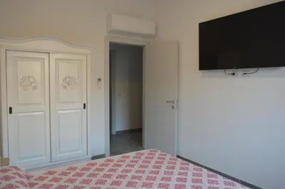 TV o dispositivi per l'intrattenimento presso Private RED Apartment at Palma de Sols No Shared Living Spaces
