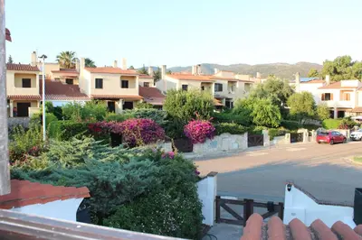 Vista generica sulle montagne o vista sulle montagne dall'interno della villa