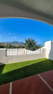 Vista generica sulle montagne o vista sulle montagne dall'interno dell'appartamento