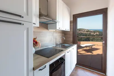 Cucina o angolo cottura di [Costa Verde Coastal Charm] Huge Terrace Wi-Fi A/C