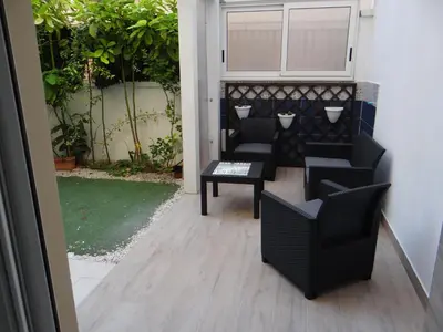 Area soggiorno di Casa Cinzia con piccolo giardino