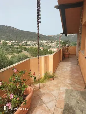 Vista generica sulle montagne o vista sulle montagne dall'interno della casa vacanze