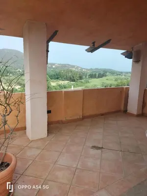 Vista generica sulle montagne o vista sulle montagne dall'interno della casa vacanze