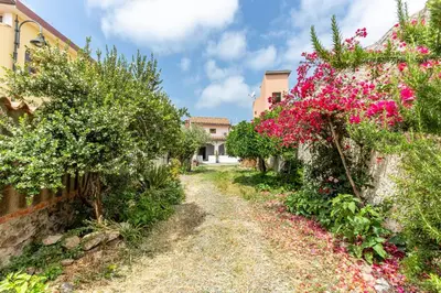 Giardino di GuestHost - Sa Domo de Murera - Sardinian House
