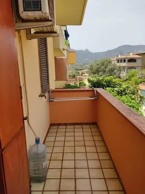 Vista generica sulle montagne o vista sulle montagne dall'interno della casa vacanze